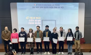 Ban tổ chức trao chứng nhận cho các tác phẩm phim lọt vào vòng chung tuyển. 