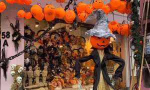 Phố Hàng Mã ngập tràn đồ hóa trang lễ hội Halloween