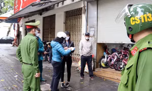 Một cửa hàng không chấp hành quy định đóng cửa phòng dịch COVID-19 đã bị lập biên bản