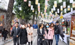Náo nhiệt phố bích họa Phùng Hưng 