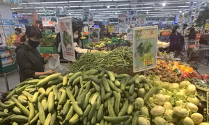 Hàng hóa 'ngồn ngộn' các kệ siêu thị Hà Nội 