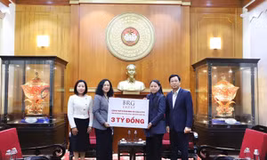 Trao 5 tỷ đồng ủng hộ đồng bào khắc phục hậu quả thiên tai