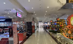 Các trung tâm thương mại tại Hà Nội vắng vẻ lạ thường