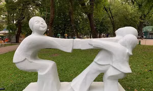 Trả nguyên trạng cho những bức tượng bị sơn màu sặc sỡ tại Công viên Thống Nhất 