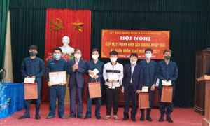 Trao giấy chứng nhận cho thanh niên tình nguyện viết đơn lên đường nhập ngũ năm 2021 tại huyện Phú Xuyên, Hà Nội. Ảnh: TĐHN.