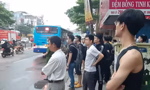 Cháy lớn ở cửa hàng tại phố Tôn Đức Thắng, đang tìm kiếm các nạn nhân