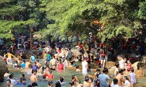 Người dân TP Hồ Chí Minh tìm đến các khu vui chơi để tránh nắng