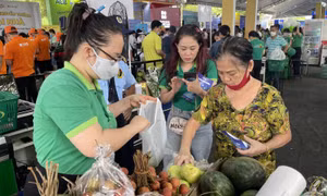 TP Hồ Chí Minh: Giá thực phẩm, dịch vụ vẫn 'neo' cao