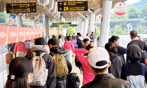  Sân bay Tân Sơn Nhất đông nghẹt người dân về quê đón Tết