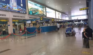 Bến xe, sân bay tại TP Hồ Chí Minh vắng lặng chiều ngày cuối năm 2021