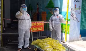 TP Hồ Chí Minh: Rau xanh, cá tươi 'ấm lòng' người dân vùng phong toả, cách ly