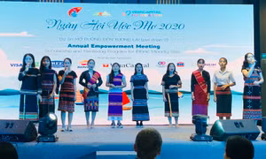 Trao học bổng 'Mở đường đến tương lai' cho nữ học sinh dân tộc thiểu số
