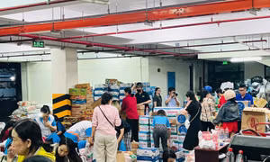 Đông đảo người dân đến Ủy ban Mặt trận Tổ quốc Việt Nam TP Hồ Chí Minh ủng hộ đồng bào miền Trung