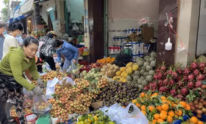 Nhộn nhịp thị trường Tết Đoan Ngọ tại TP Hồ Chí Minh