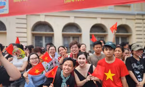 TP Hồ Chí Minh: Người dân háo hức chờ đón buổi sơ duyệt diễu binh, diễu hành