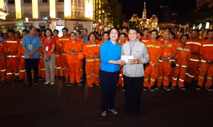 TP Hồ Chí Minh: Thăm và chúc Tết các công nhân vệ sinh làm việc trên Đường hoa Tết 2025