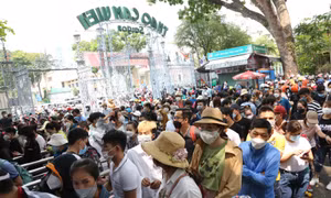 Biển người chen nhau ở Thảo cầm viên Sài Gòn trong ngày Giỗ Tổ