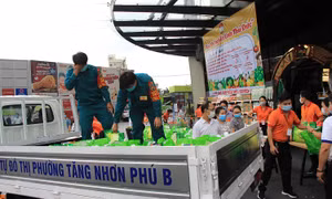 Tiên phong nơi 'pháo đài' chống COVID-19 - Bài 3: Cầu nối chính quyền với người dân