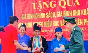 Thành ủy TP Hồ Chí Minh thăm, tặng quà cho các gia đình chính sách tại Điện Biên