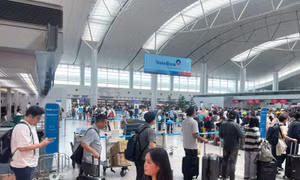 Sân bay Tân Sơn Nhất đông nghịt trong ngày 3/5