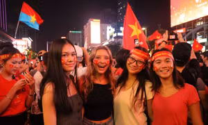 Sắc đỏ ngập phố mừng đội tuyển Việt Nam vô địch