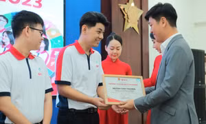 Trao 200 suất học bổng cho sinh viên, học sinh nghèo vượt khó trên cả nước