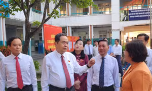 Cử tri TP Hồ Chí Minh nô nức tham gia ngày hội non sông