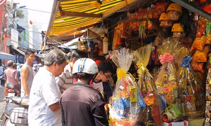 Giá cả bình ổn do người dân thích đi chơi hơn mua sắm Tết