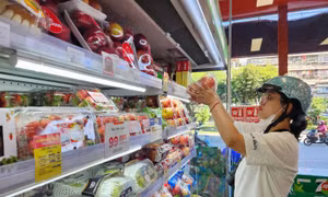 Người dân TP Hồ Chí Minh chịu áp lực giá cả leo thang từ chợ đến nhà máy