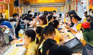 Người dân vẫn tranh thủ đi mua vàng trong kỳ nghỉ lễ