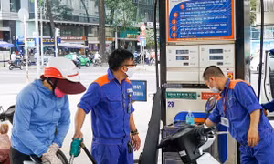 TP Hồ Chí Minh: Đề nghị không bán xăng dầu cho người mua bằng can, chai, lọ để tích trữ