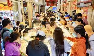 TP Hồ Chí Minh: Cửa hàng vàng đông khách trong ngày vía Thần Tài