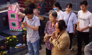 Ý nghĩa của tục lệ tảo mộ ngày cận Tết đối với người Việt