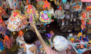 TP Hồ Chí Minh: Lồng đèn đắt hàng trước ngày Trung thu