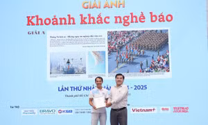 Báo Tin tức và Dân tộc giành 4 giải tại Cuộc thi ảnh 'Khoảnh khắc nghề báo'
