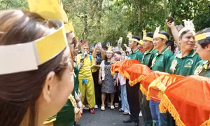'Đám cưới' hươu cao cổ gây sốt tại Thảo cầm viên Sài Gòn trong ngày 30/4