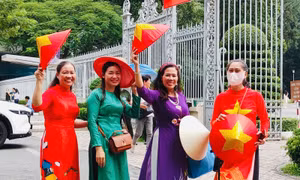 Người dân TP Hồ Chí Minh vui chơi, đón mừng Tết độc lập