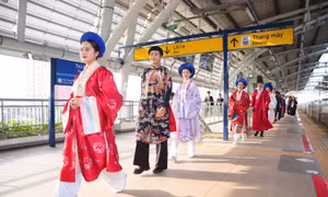 Ngắm những tà áo dài cổ phục thướt tha trên tuyến metro số 1
