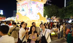 TP Hồ Chí Minh: 'Biển người' đổ về trung tâm thành phố vui chơi, chờ đón giao thừa