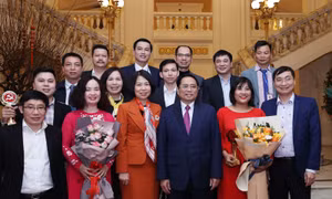 Đại hội thi đua yêu nước: Hai phóng viên Thông tấn với 'thép trong bút, lửa trong tim'