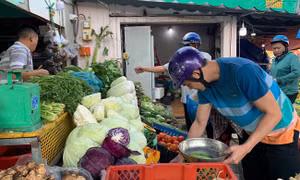 Mùng 4 Tết, rau xanh, trái cây tăng giá do sức mua tăng tại TP Hồ Chí Minh