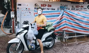 Người đàn ông ngày, đêm đi từng ngõ hẻm trao quà cho người khó khăn trong mùa dịch