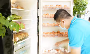 'Tủ lạnh cộng đồng' chia sẻ thực phẩm cho người dân giữa mùa dịch tại TP Hồ Chí Minh