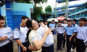 Những cái ôm sau cánh cổng trường thi tuyển sinh lớp 10