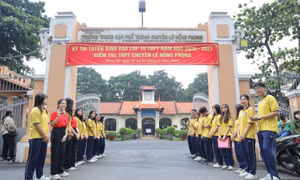 Học sinh, sinh viên tình nguyện 'tiếp sức' cho thí sinh thi lớp 10 tại TP Hồ Chí Minh