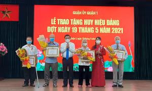 TP Hồ Chí Minh trao huy hiệu Đảng cho 114 Đảng viên Quận 1