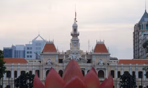 TP Hồ Chí Minh: Đồng loạt treo cờ rủ trước ngày Quốc tang Tổng Bí thư Nguyễn Phú Trọng