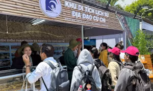 Người dân 'đội nắng' săn tour giá rẻ tại Ngày hội Du lịch TP Hồ Chí Minh