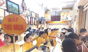 Giá vàng sáng 23/6 đi xuống, giao dịch vẫn sôi động từ sáng sớm