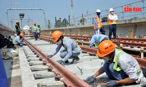 Công nhân phơi mình dưới nắng nóng thi công tuyến metro Bến Thành-Suối Tiên